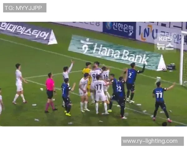 足球明星因不雅动作引发争议球迷反应不一引发热议