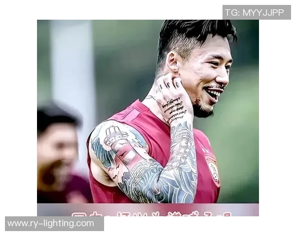 足球明星的西装魅力与个性纹身图案完美结合的时尚风格探讨